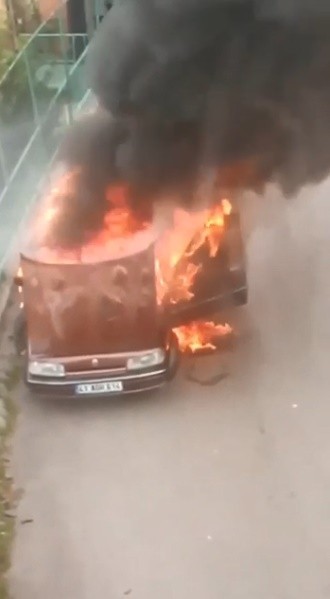Cadde üzerindeki otomobil alev alev yandı #kocaeli