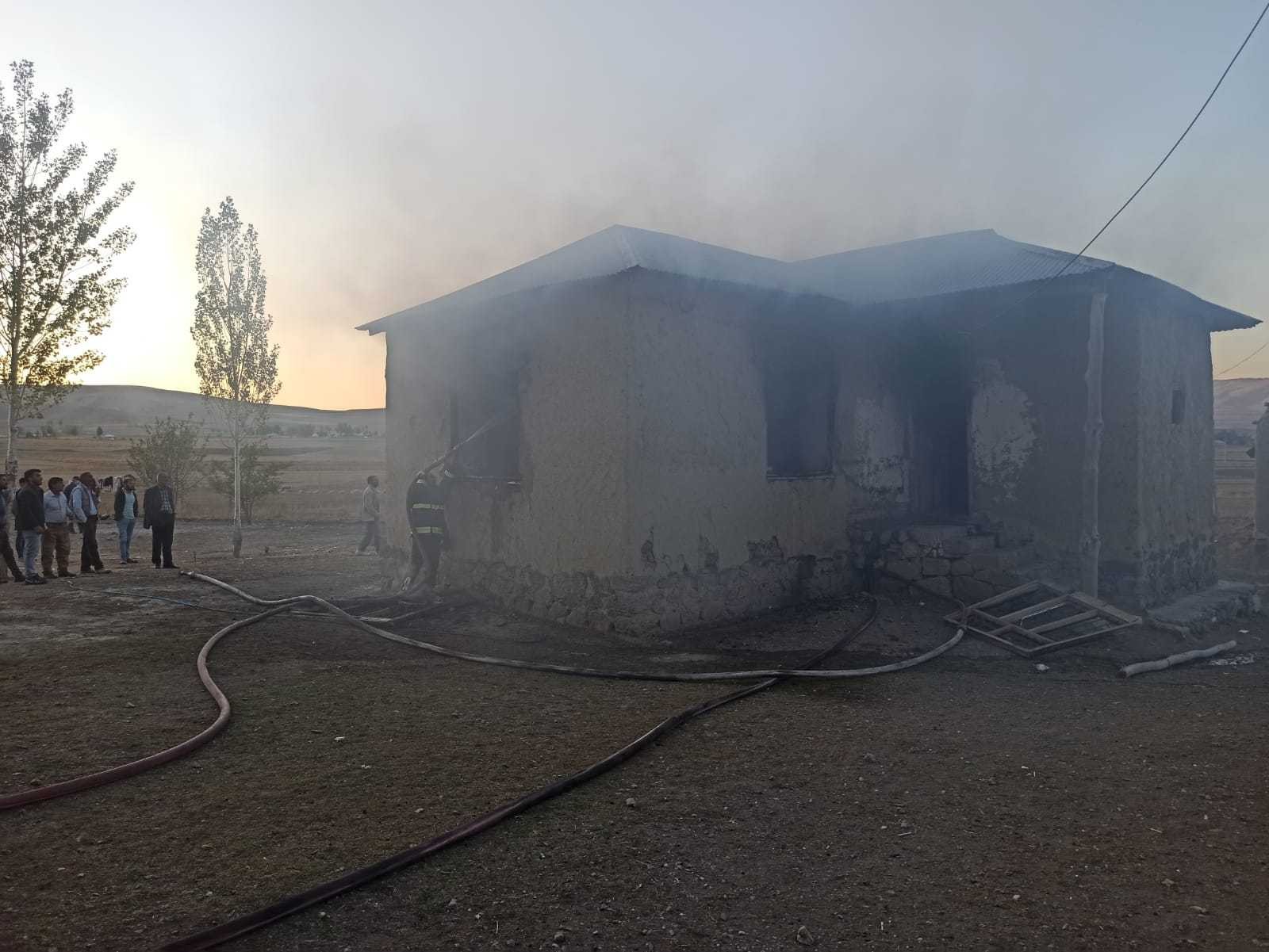 Özalp ilçesinde ev yangını #van