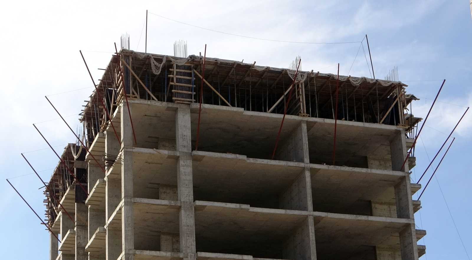 İşçilerin güvenliği için file çeken işçi düşerek hayatını kaybetti #adana