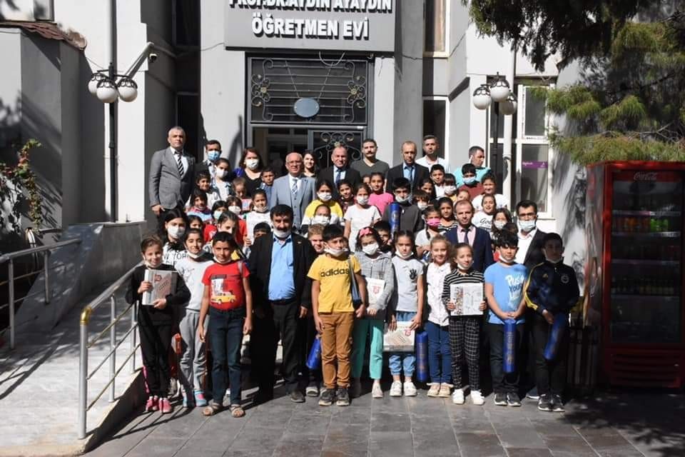 Kaymakam Çakır Dünya Çocuk Gününde Derikli çocukları unutmadı #mardin
