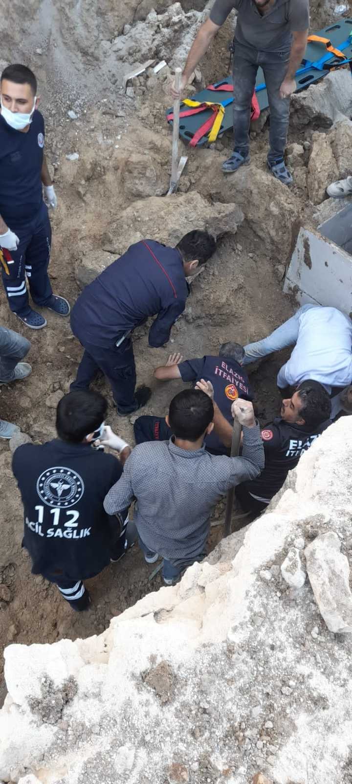 Elazığ’da göçük altında kalan işçi, itfaiye ekipleri tarafından kurtarıldı #elazig