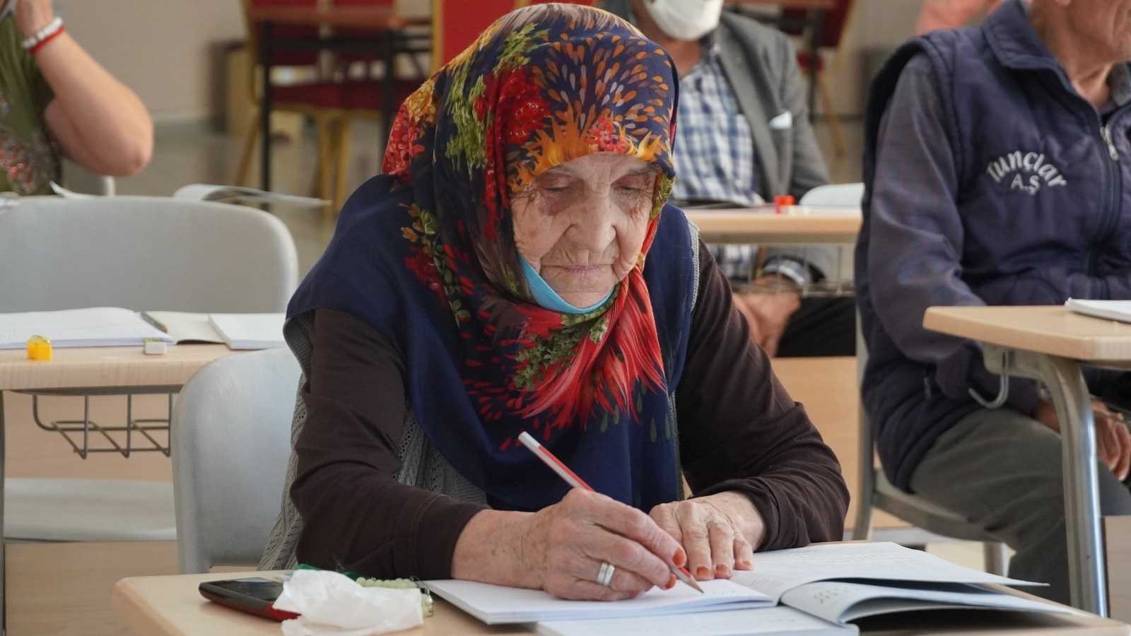 Huzurevindeki yaşlılar okuma yazma eğitimlerine başladı #ankara