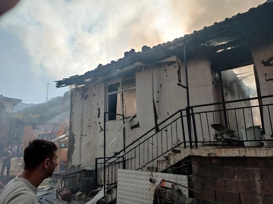 Simav’daki yangında iki ev yandı #kutahya