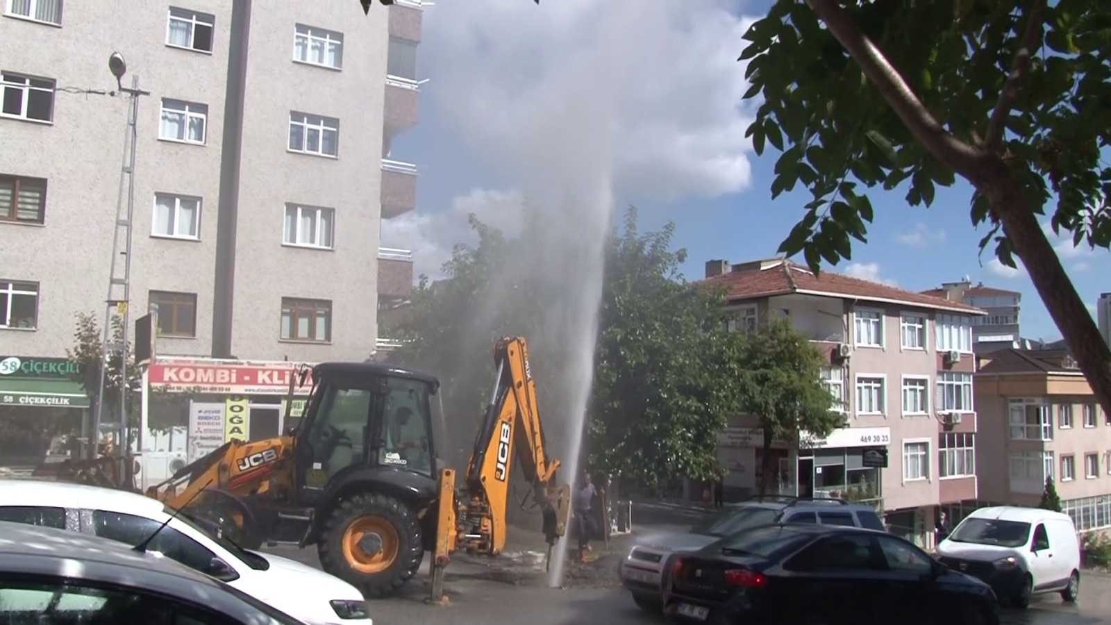 Ataşehir’de İSKİ çalışması sırasında boru patladı, su metrelerce yükseğe fışkırdı #istanbul