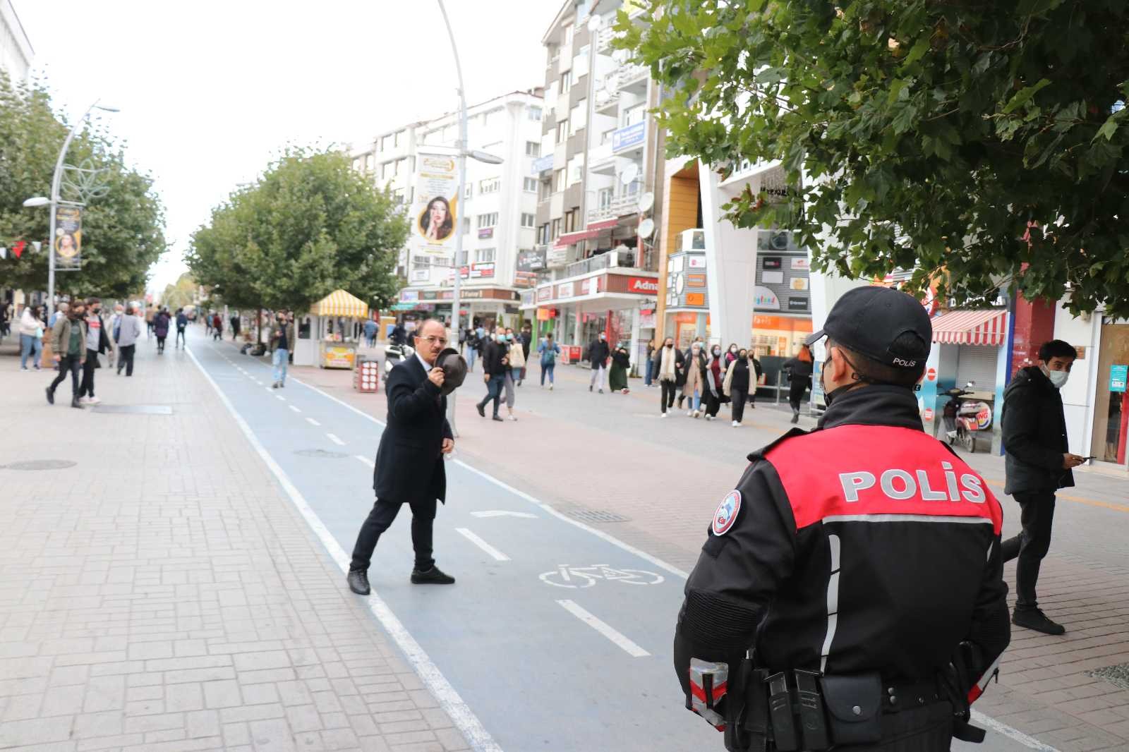 Maskesiz şahıs polisi görünce yüzünü şapkayla kapattı #bolu