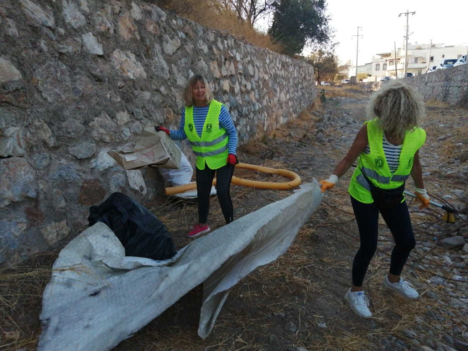 Bodrum’da gönüllüler ve belediye ekipleri temizlik çalışmalarına devam ediyor #mugla