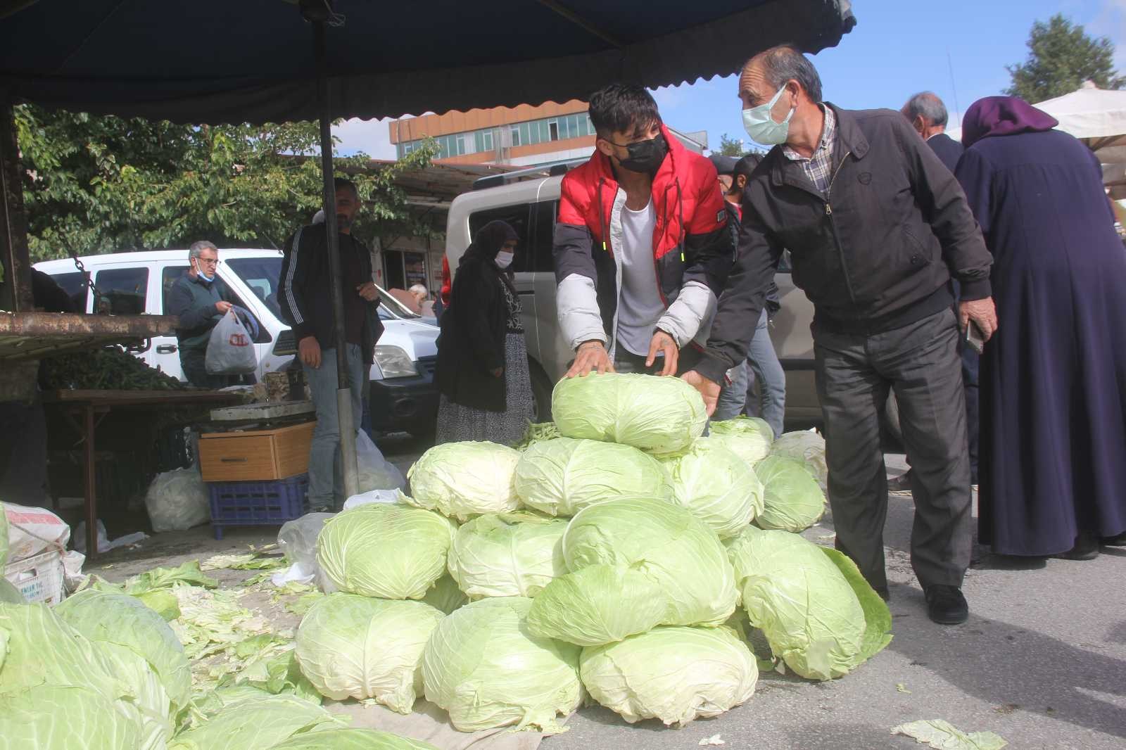 Erzincan’da kışın habercisi lahana tezgahlarda yerini aldı #erzincan