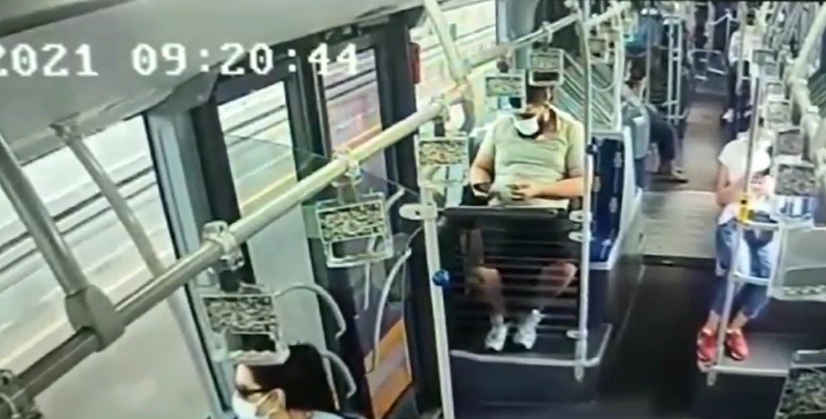 Metrobüste cep telefonu hırsızlığı kamerada #istanbul