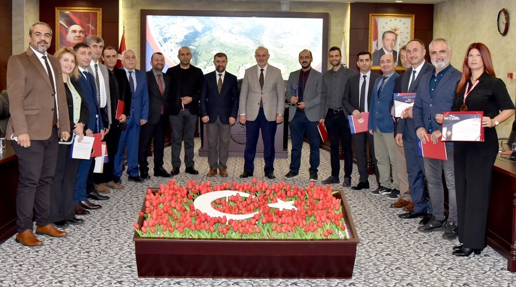 Rektör Ünal, ISIF 2021’den ödül alan akademisyenleri kutladı #samsun