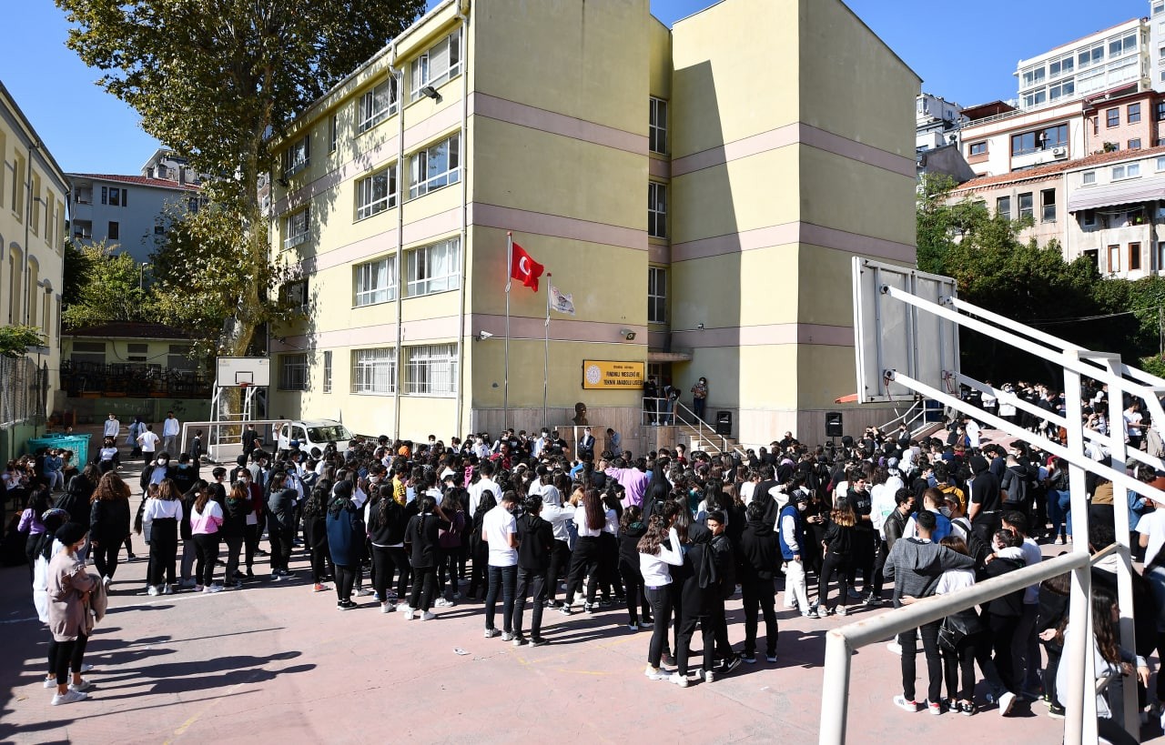 Beyoğlu’nda okul bahçeleri oyun alanlarına dönüşüyor #istanbul
