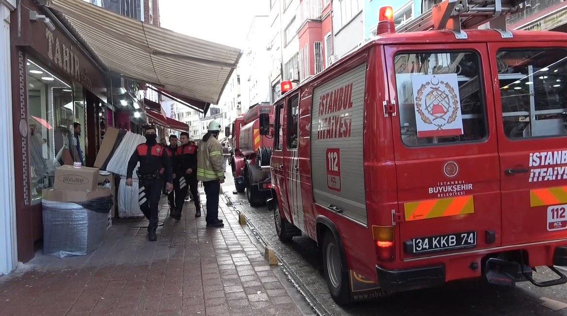 Beyazıt’ta ayakkabı imalathanesinde yangın: İşçiler hayatlarını tehlikeye atarak yangına müdahale etti #istanbul