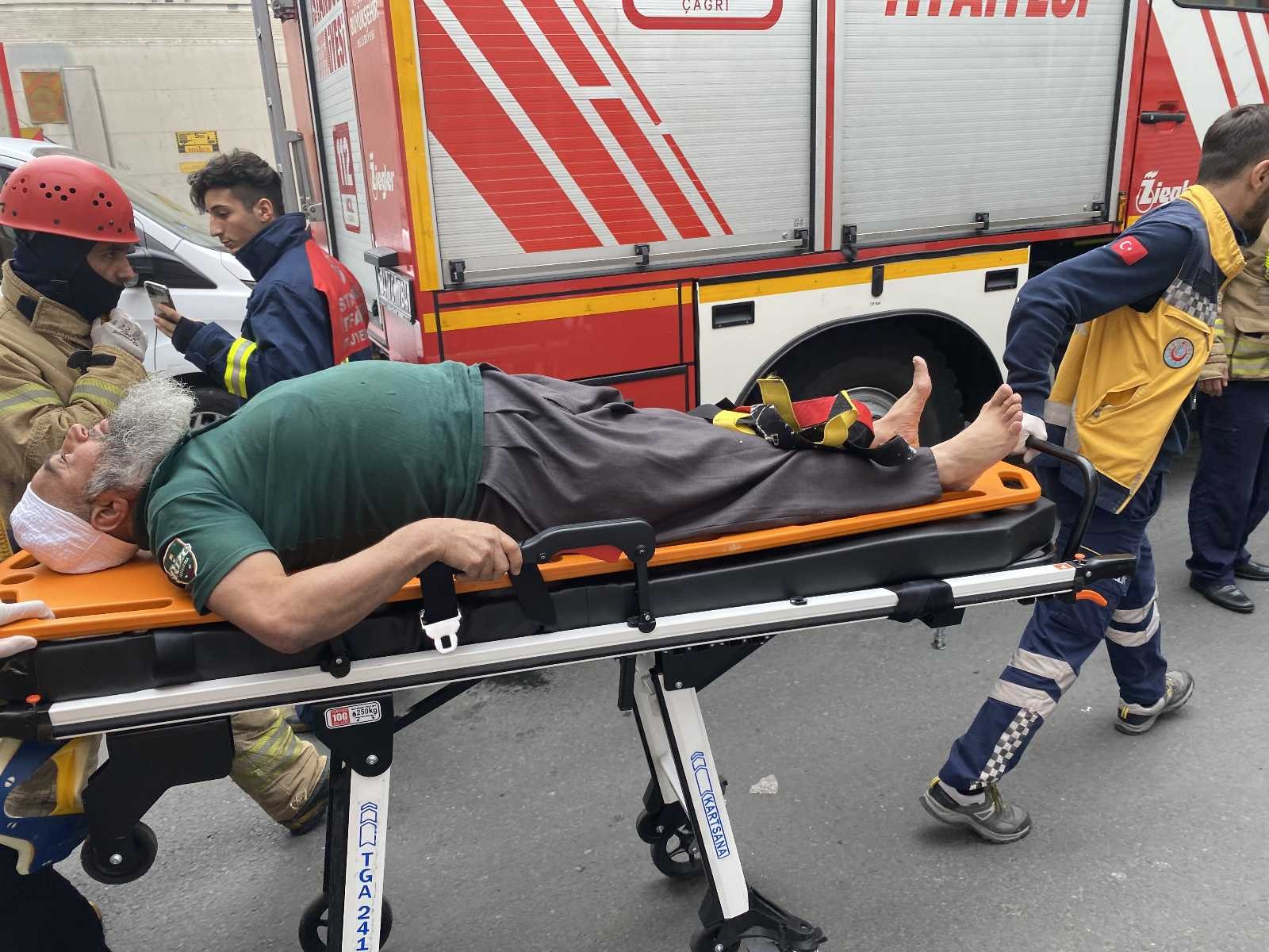 Bayrampaşa Kuru Gıda Hali’nde 2 aracın arasında sıkışan 1 kişi yaralandı #istanbul