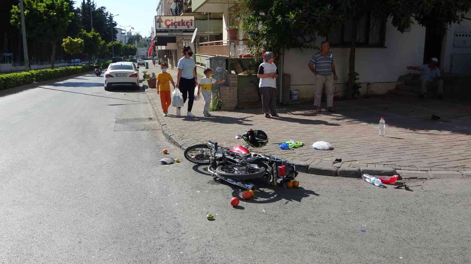 Cipin çarptığı motosiklet sürücüsü metrelerce sürüklendi #antalya