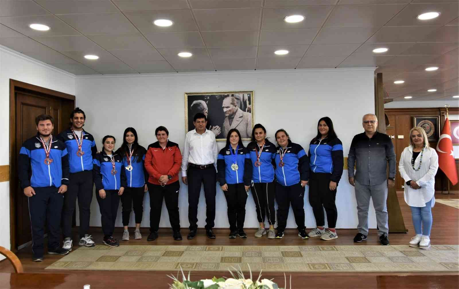 Başkan Özcan’dan Nazillili’nin şampiyonlarına altın ödülü #aydin