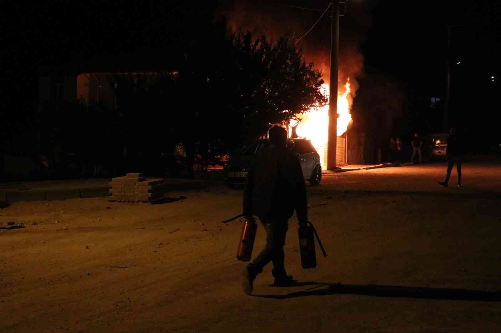Garajda yangın çıktı, alevler evi sardı: Mahsur kalan kadını itfaiye kurtardı #bolu