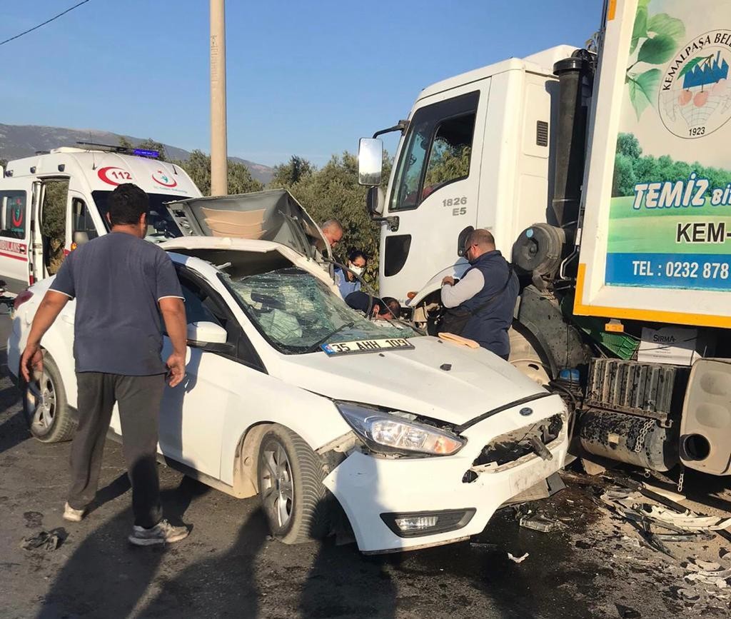 İzmir’de çöp kamyonu ile otomobil çarpıştı: 1 yaralı #izmir