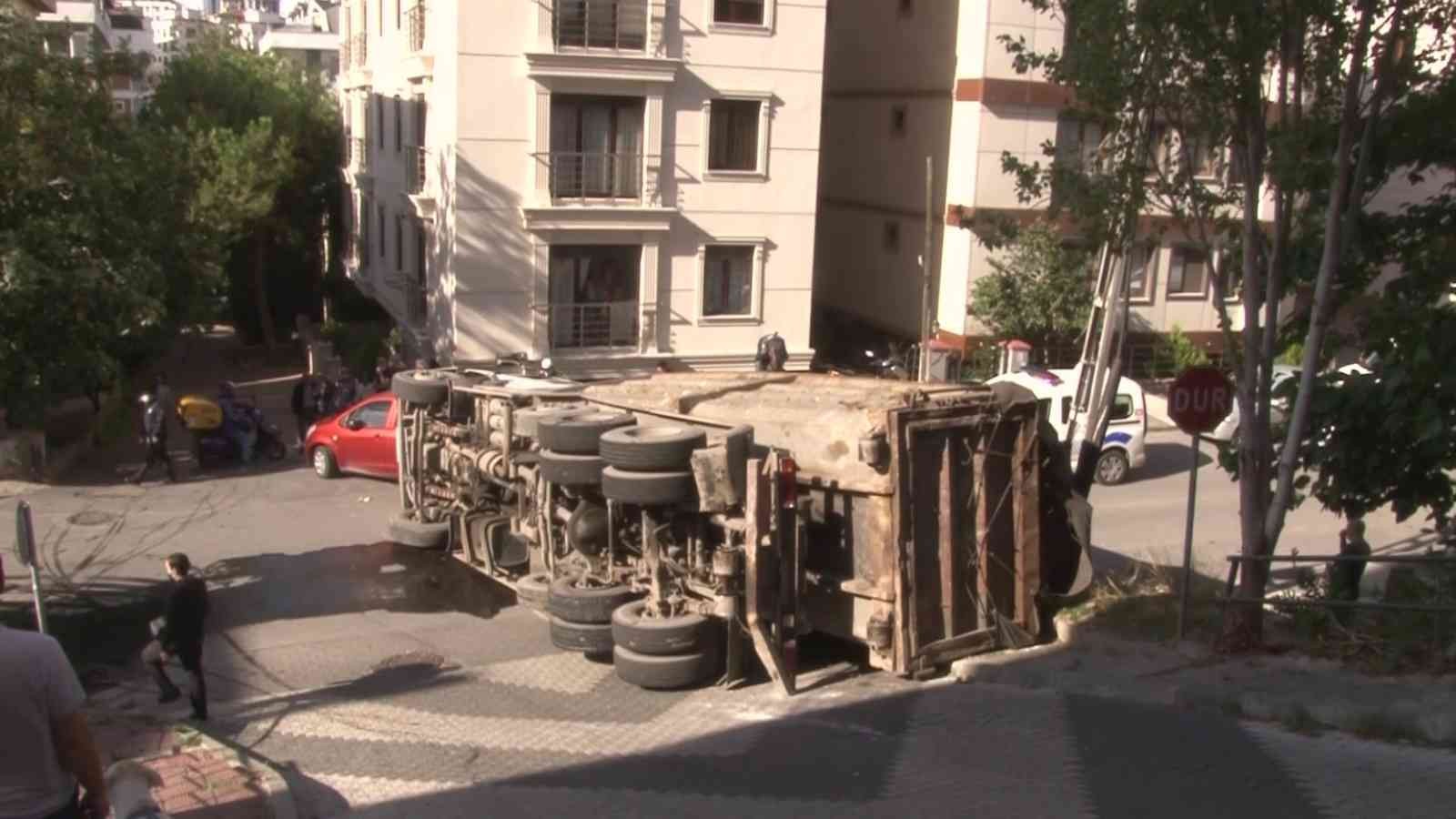 Maltepe’de virajı dönen kamyon yola devrildi #istanbul