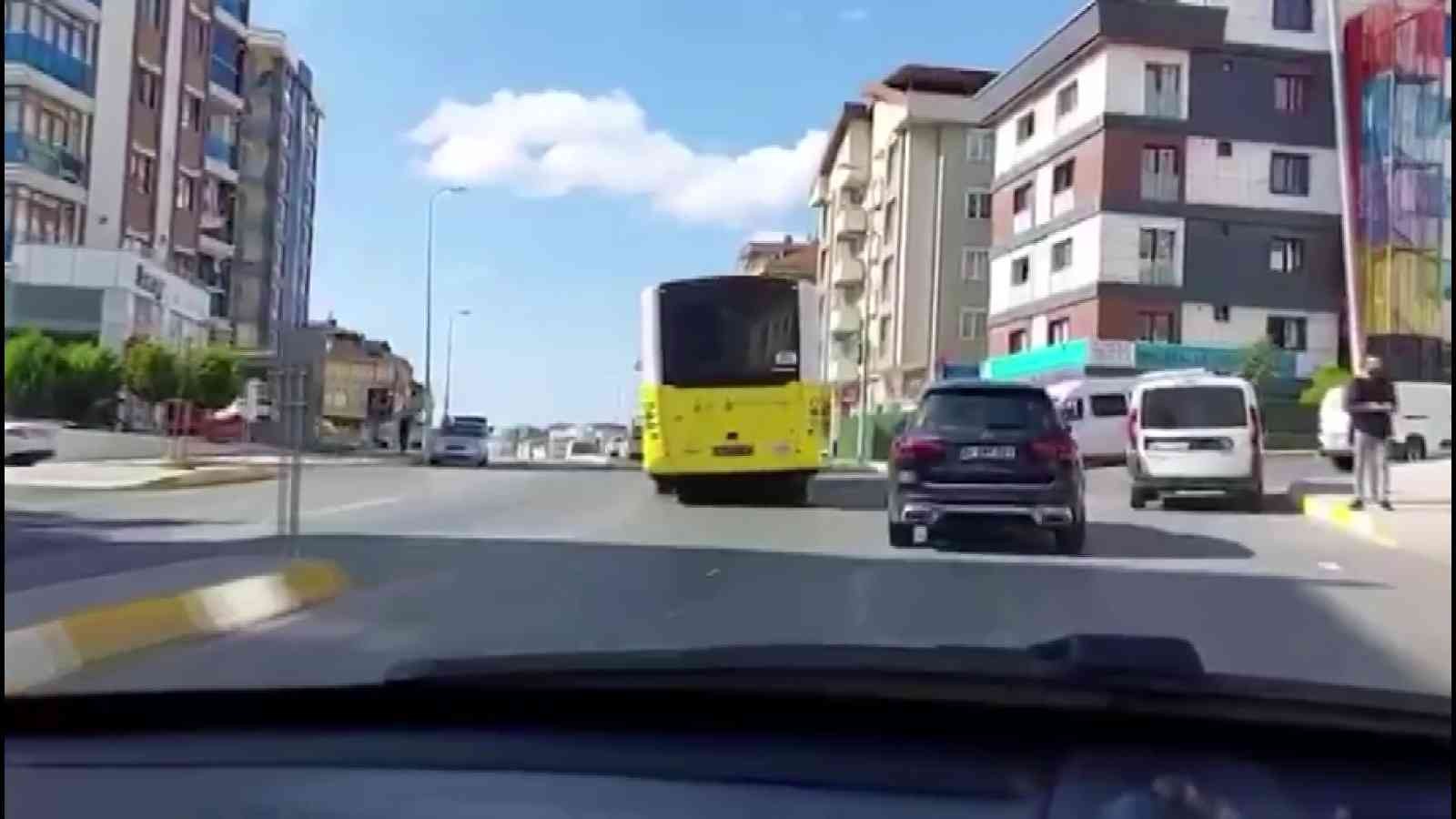 Arızalanan İETT otobüsü Pendik’te yolun ortasında kaldı #istanbul