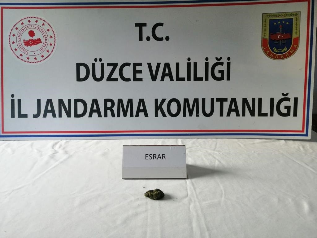 Aracın direksiyon kutusundan uyuşturucu çıktı #duzce