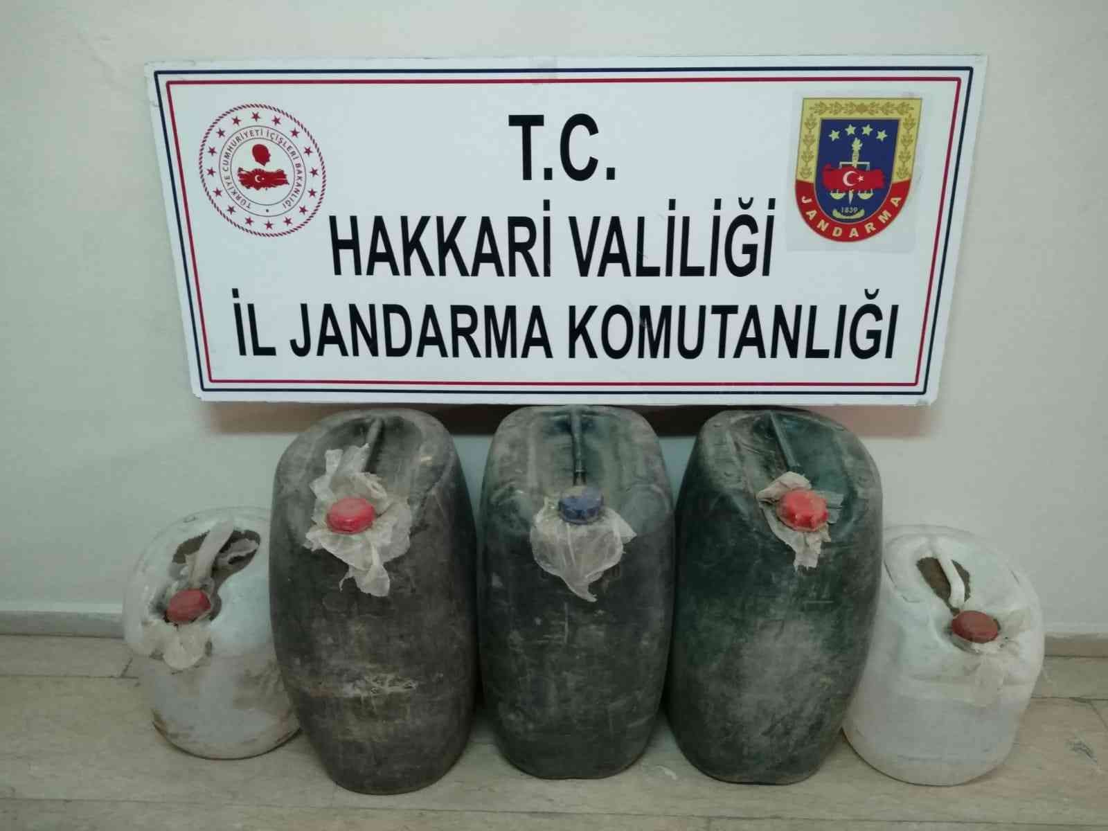 Yüksekova kırsalında 200 litre asit anhidrit maddesi ele geçirildi #hakkari Yüksekova kırsalında 200 litre asit anhidrit maddesi ele geçirildi #hakkari