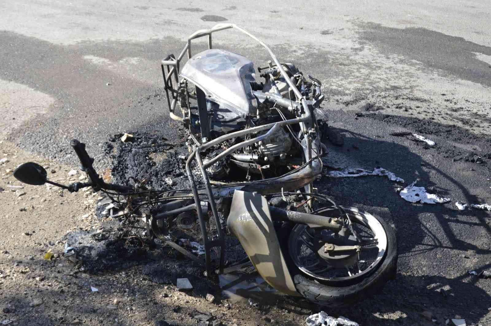 Seyir halindeki motosiklet yanarak küle döndü #adiyaman
