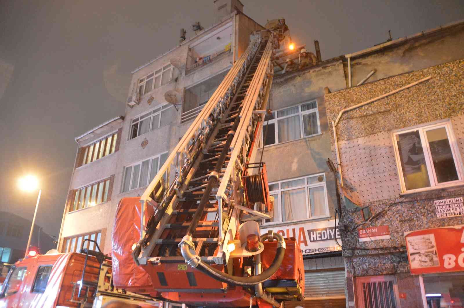Fatih’te çatı katında yangın: Dairedeki kadını itfaiye kurtardı #istanbul