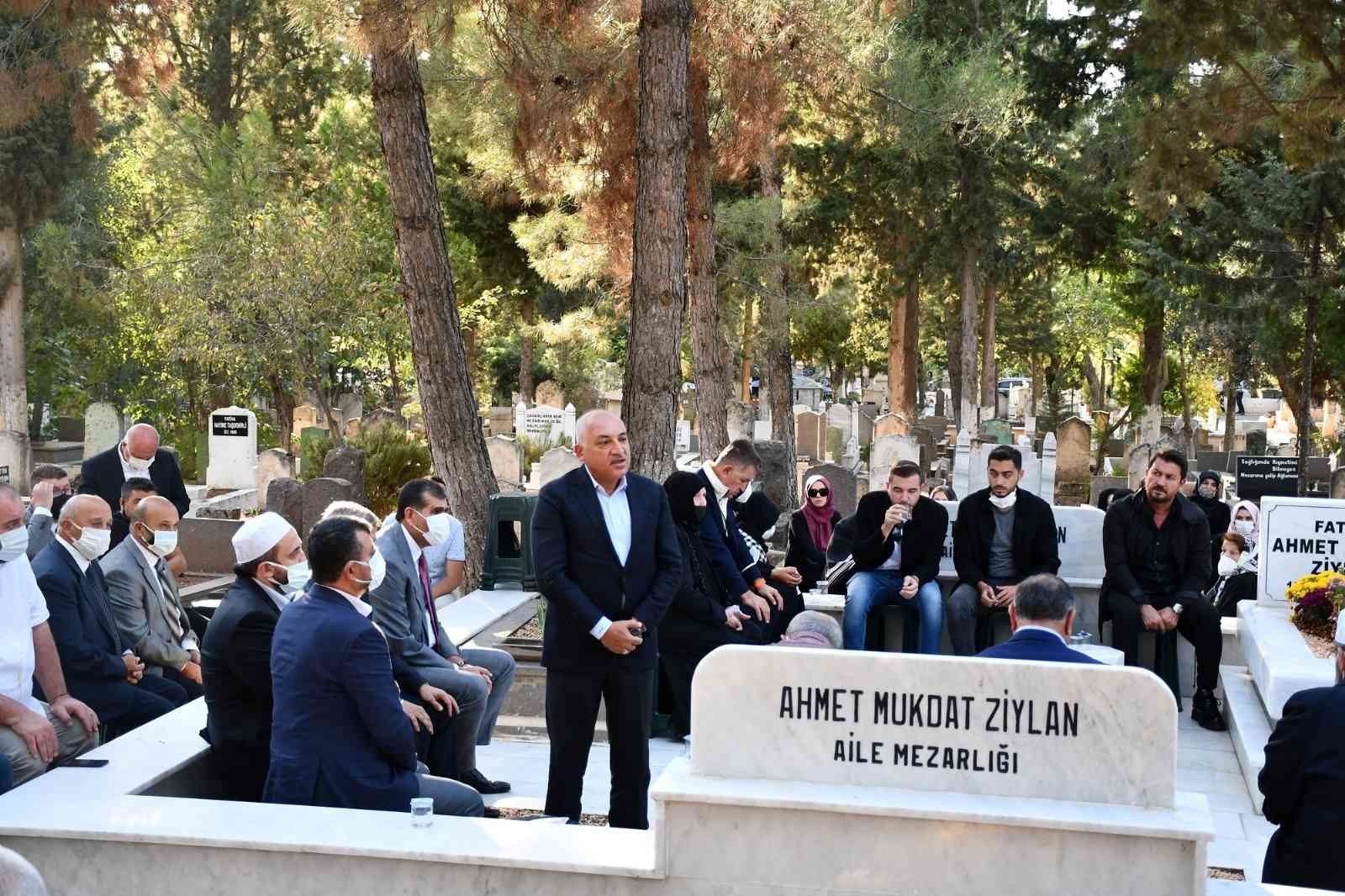 Hacı Ahmet Ziylan mezarı başında anılıyor #gaziantep