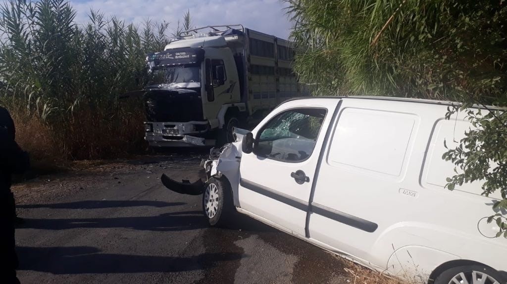 Kamyon ile ticari araç çarpıştı: 1 yaralı #manisa