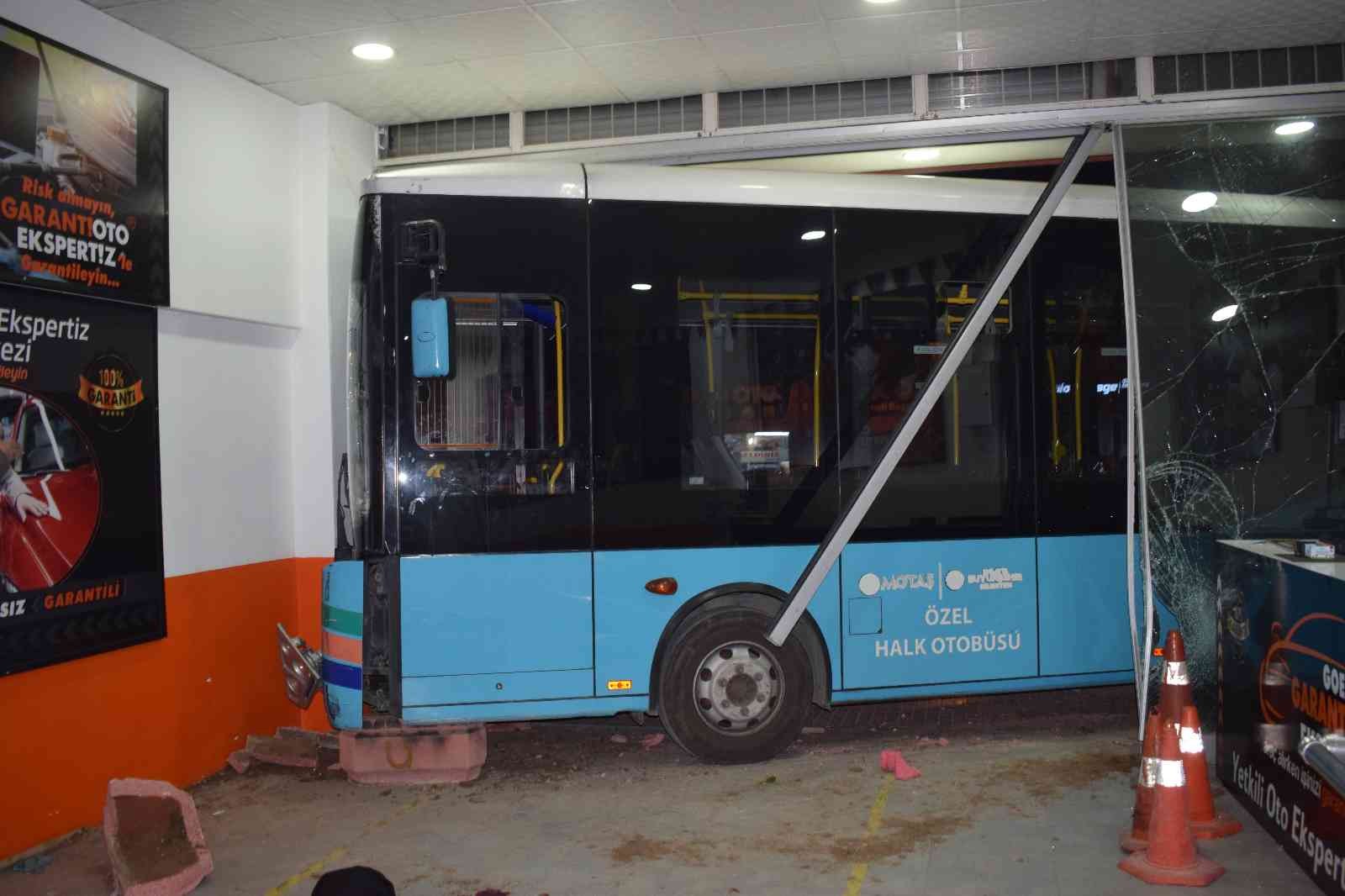 Sürücüsü kalp krizi geçiren otobüs oto bakım servisine daldı: 2 yaralı #malatya