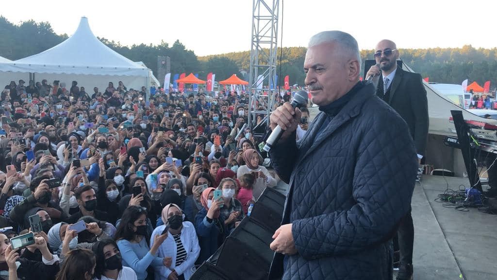 AK Parti Genel Başkanvekili Yıldırım, festivalde öğrencilerle Âşık Veysel’in türküsünü söyledi #erzincan