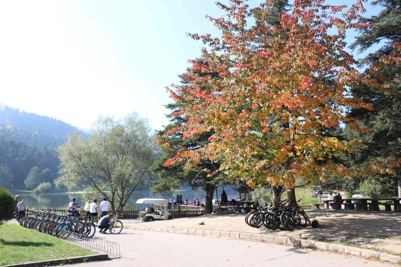 Gölcük Tabiat Parkı sonbaharın güneşli gününde tatilci akınına uğradı #bolu