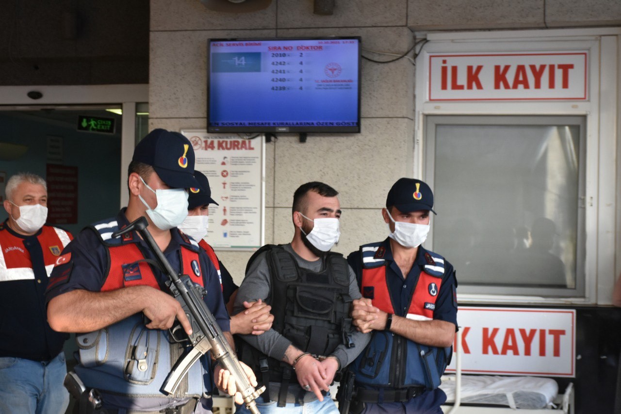 Çok sayıda suç kaydı bulunan zanlı iş yerine yapılan operasyonla yakalandı #izmir