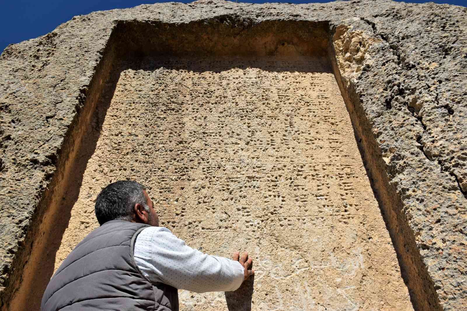 Urartular tarafından çivi yazısıyla yazılan 3 bin yıllık taş kitabe, ilk günkü ihtişamını koruyor #elazig