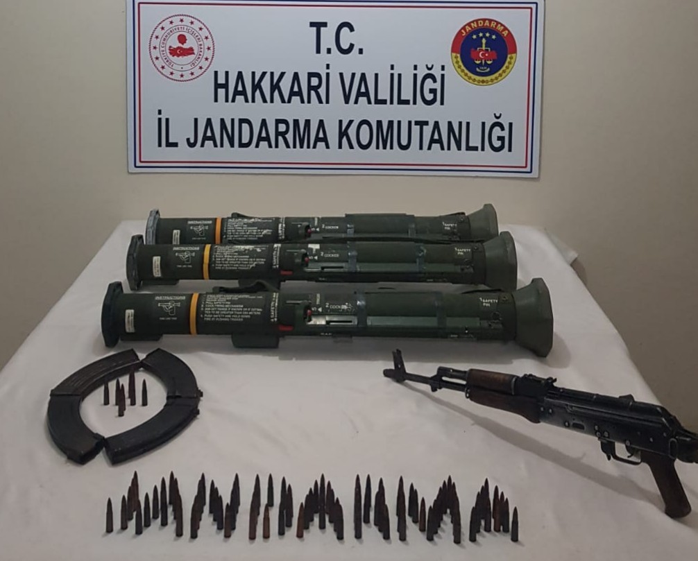 Hakkari’de AT-4 tanksavar silahı ve mühimmat ele geçirildi #hakkari Hakkari’de AT-4 tanksavar silahı ve mühimmat ele geçirildi #hakkari