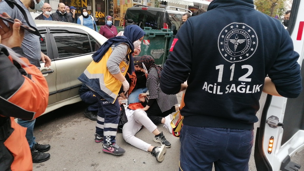 Otomobille çarpışan motosikletli kurye yaralandı #kocaeli