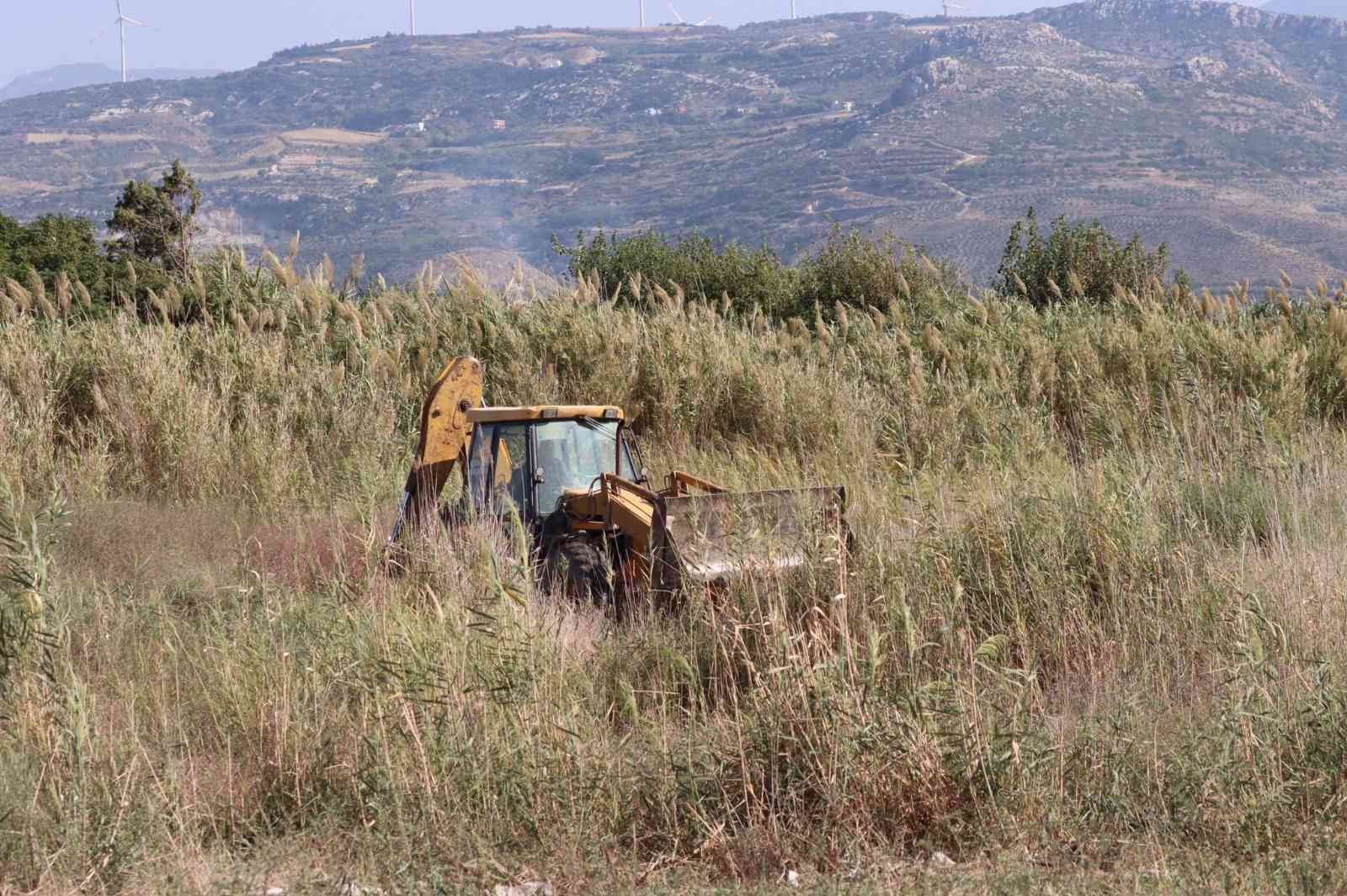 Kuş cennetine kepçe ile geçip yol açmaya çalıştı #hatay