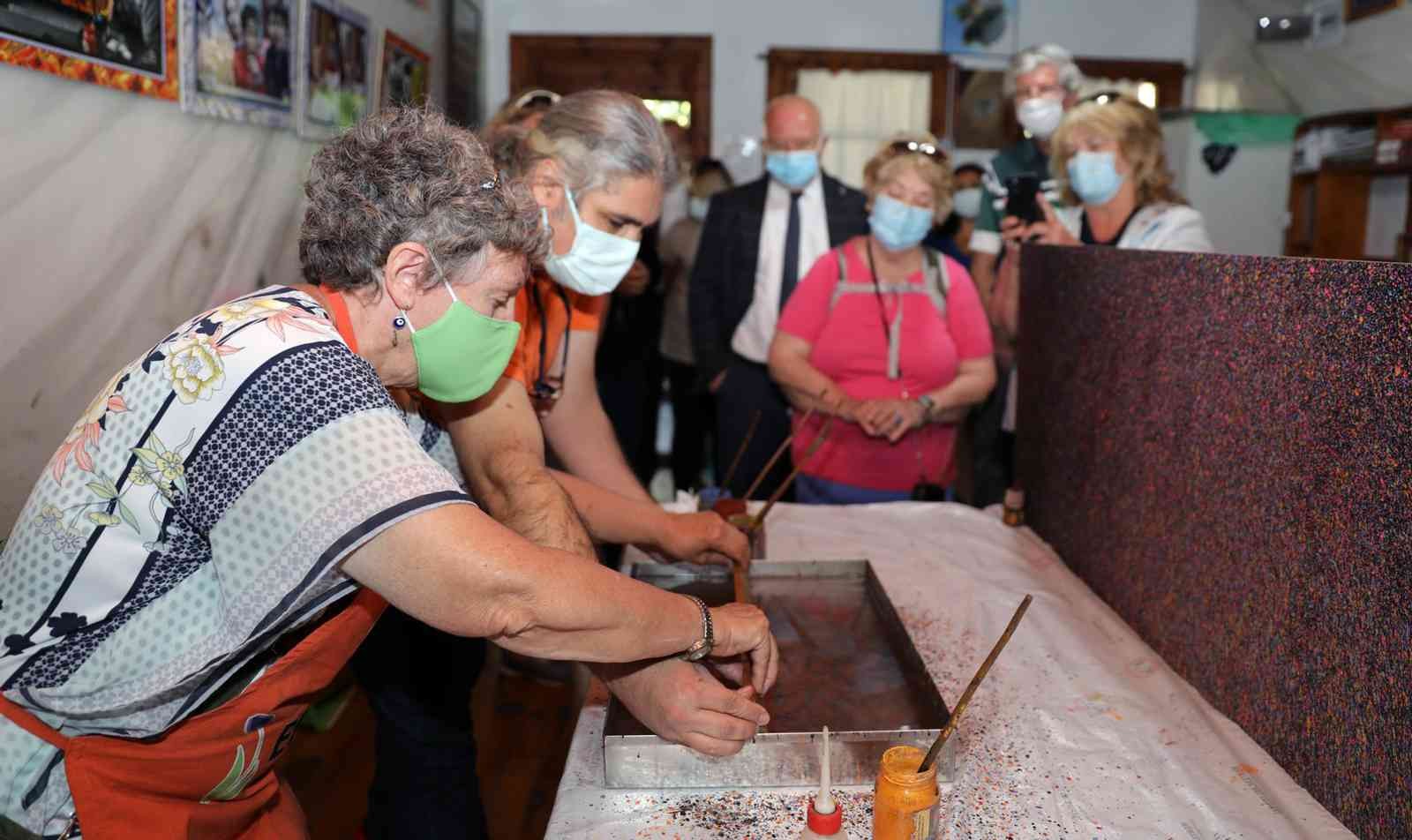 ABD’li turistler Ebru sanatına merek sardı #mugla