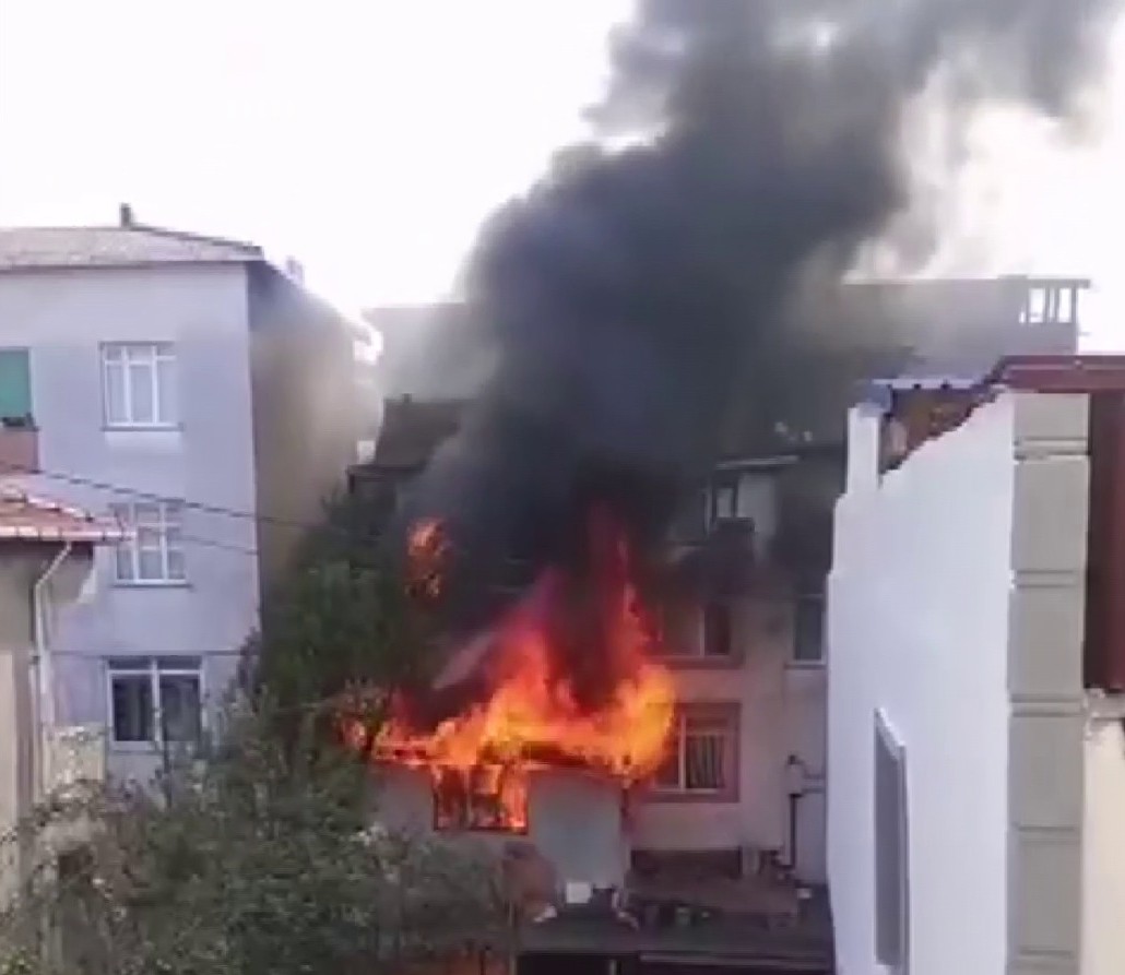Ataşehir’de korkutan yangın:3 katlı apartman kullanılamaz hale geldi #istanbul