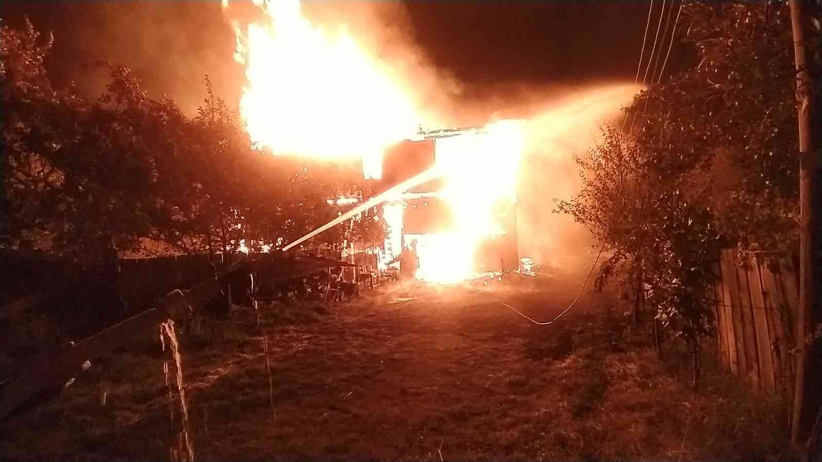 Kastamonu’da iki katlı ahşap ev alev alev yandı: 1 yaralı #kastamonu
