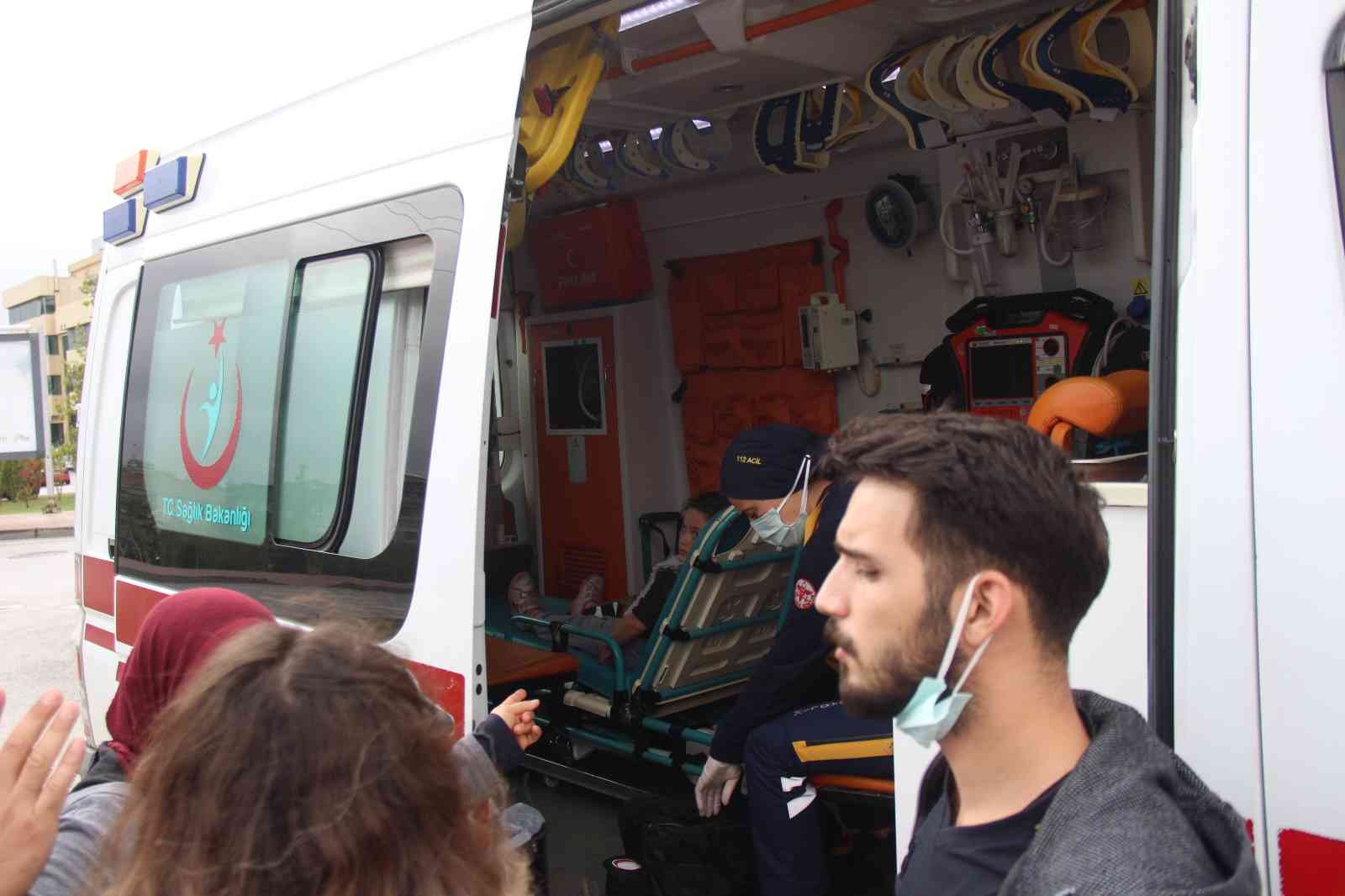 İki otomobilin çarpışması neticesinde bir çocuk yaralandı #kocaeli
