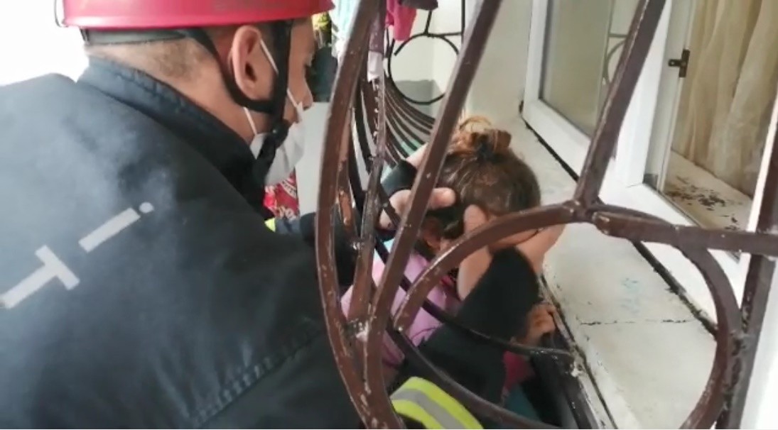Başı pencere demirine sıkışan çocuğu itfaiye kurtardı #kocaeli
