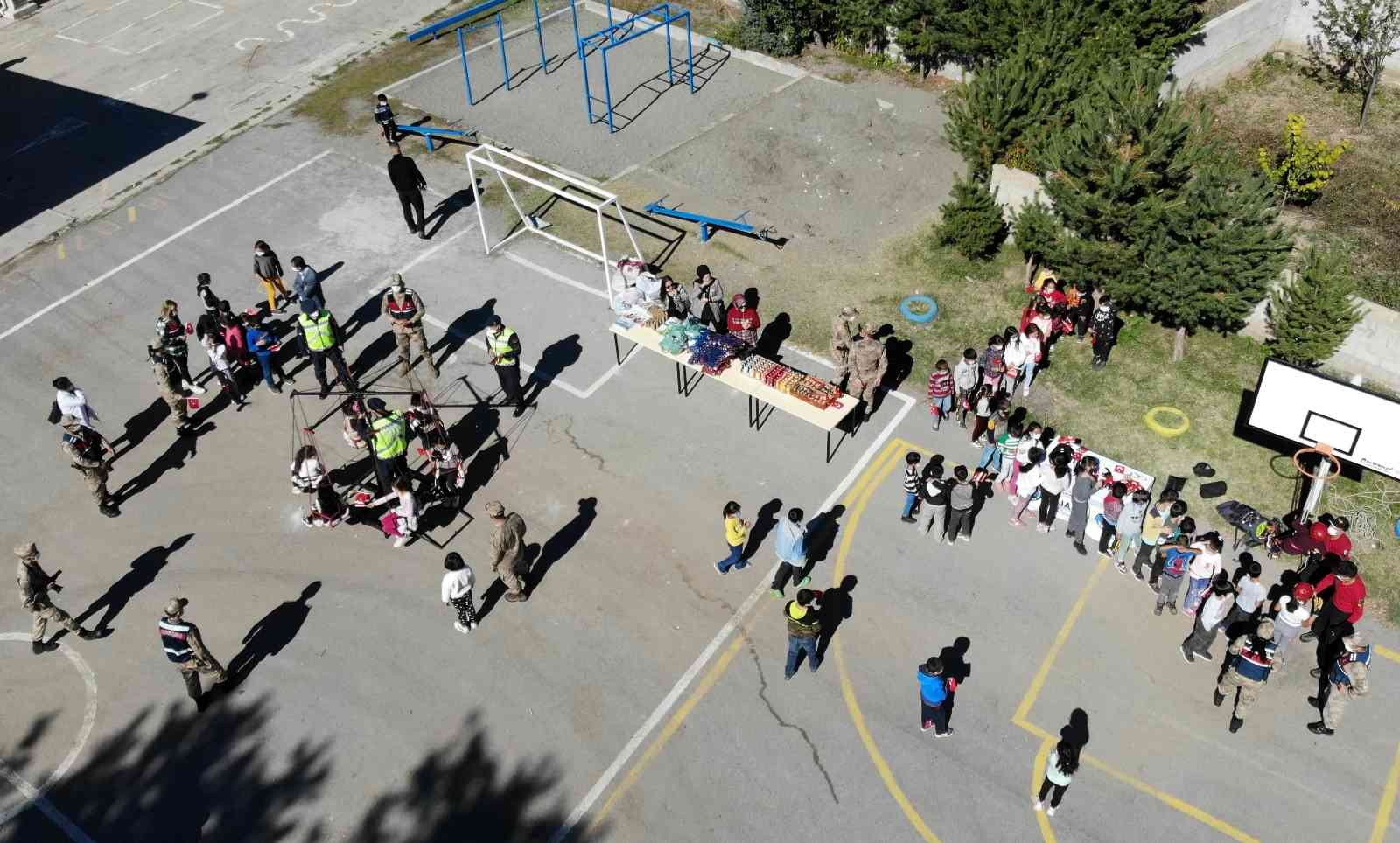 Jandarmadan köy okulundaki çocuklara salıncak sürprizi #erzincan