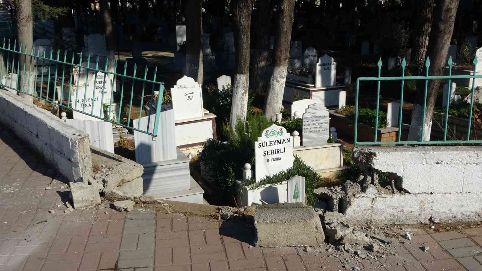 Kaza yapan otomobil mezarlık duvarını yıktı #antalya
