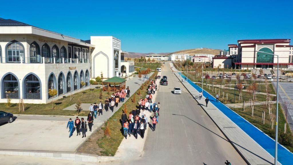 Bayburt Üniversitesinde ağaç dikimi etkinliği