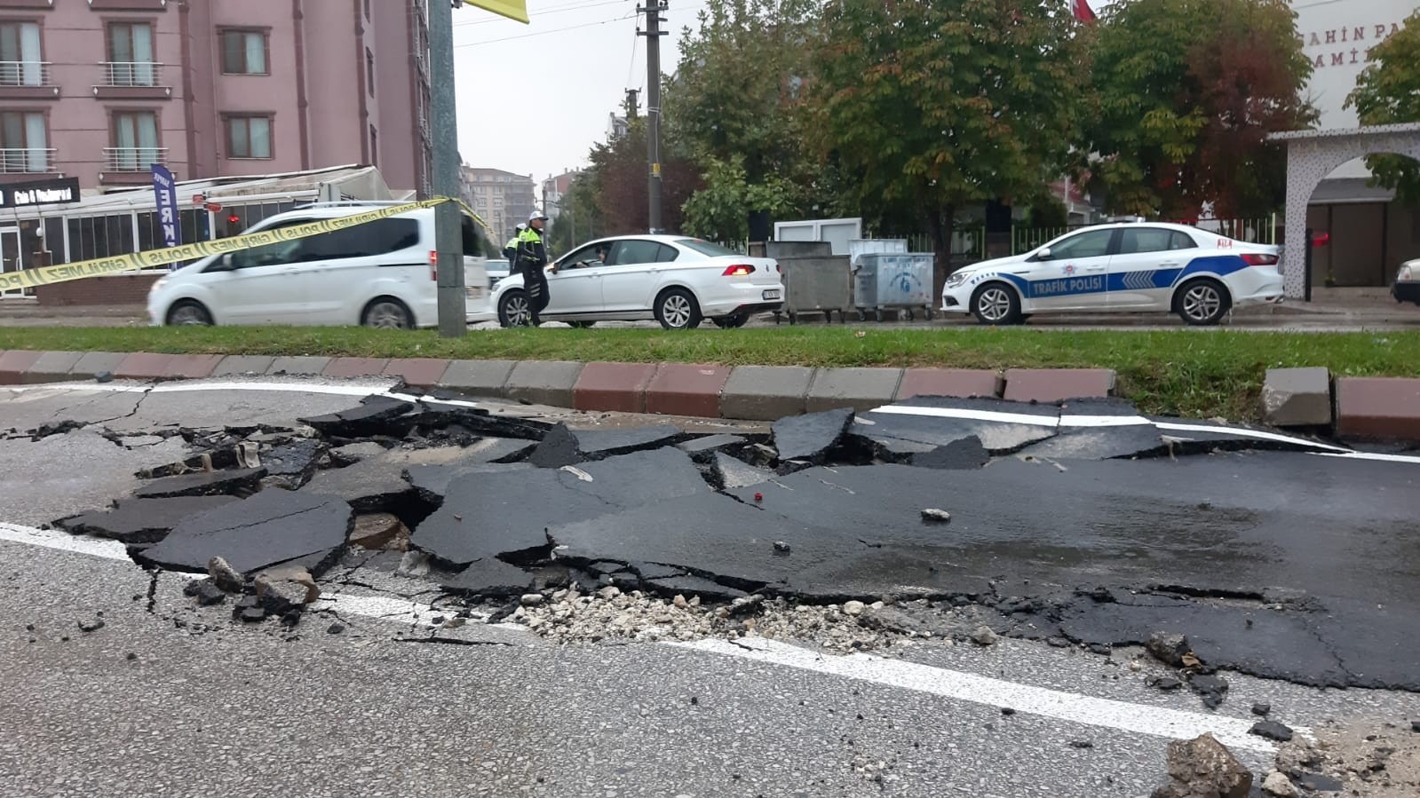 Edirne’de sel suları asfaltı söktü, iş yerlerini su bastı, otomobiller yolda kaldı #edirne