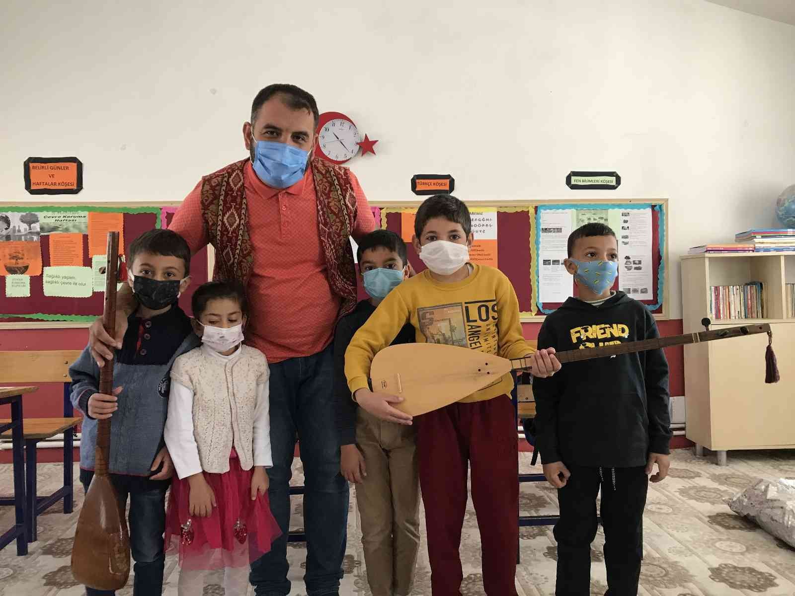 Elazığlı müzik öğretmeni, unutulmaya yüz tutmuş 3 bin yıllık Türk Halk Müziği çalgılarını öğrencilere tanıtıyor #tunceli