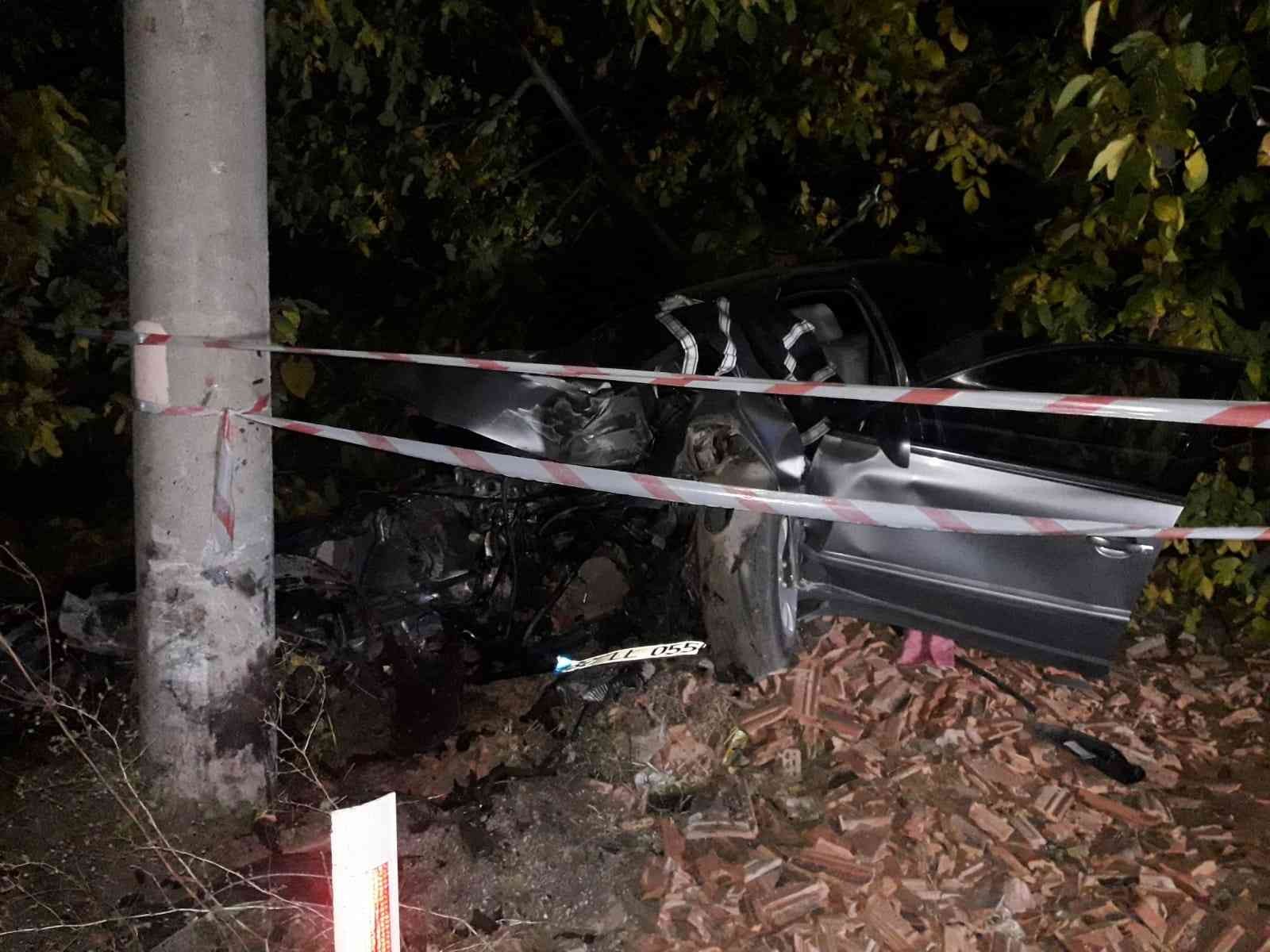 Otomobil elektrik direğine çarptı, sürücü hayatını kaybetti #isparta
