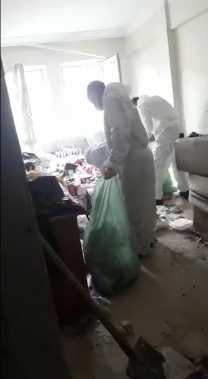 (ÖZEL) Ağır koku gelen evden 7 ton çöp çıktı #eskisehir