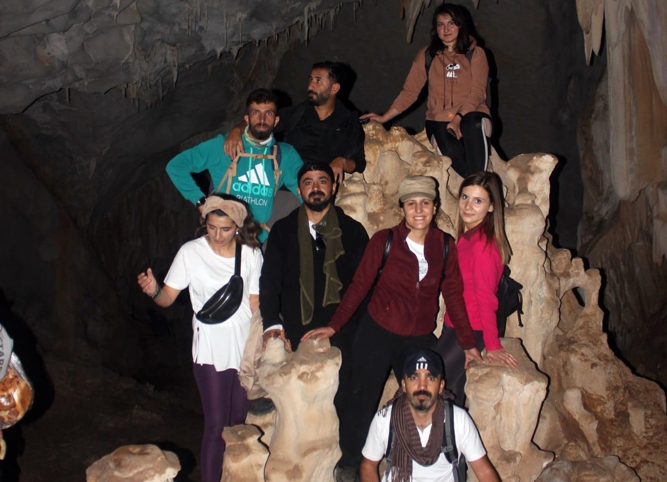 İçerisinde sarkıt ve dikitler olan mağara mest ediyor #hakkari İçerisinde sarkıt ve dikitler olan mağara mest ediyor #hakkari