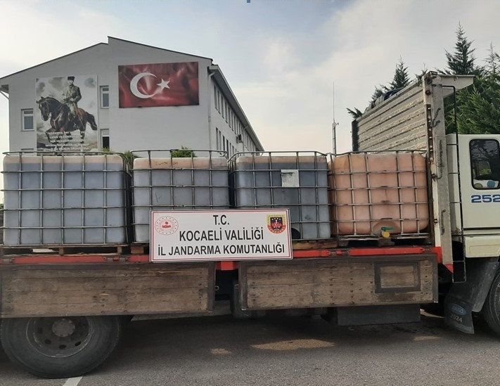 Durdurulan kamyonda 6 ton kaçak akaryakıt ele geçirildi #kocaeli